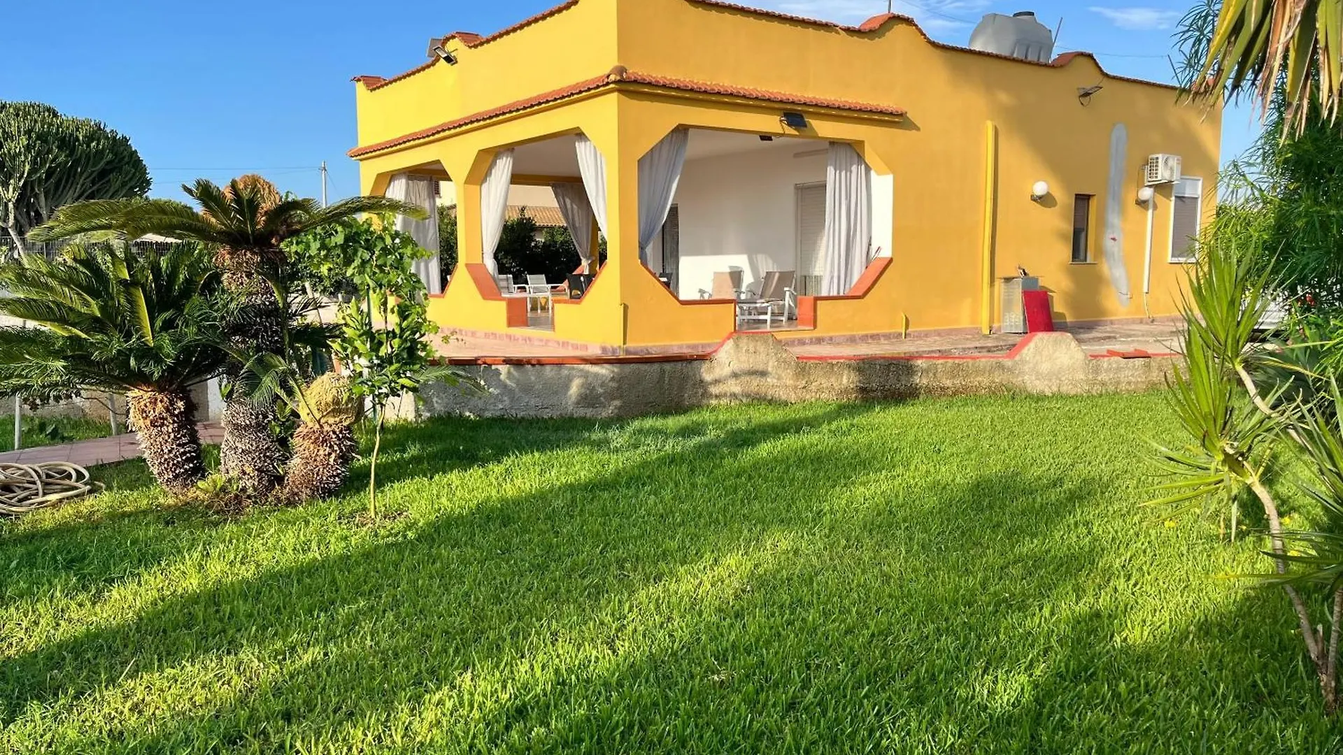 Charming House In Fontane Bianche With Private Garden Villa