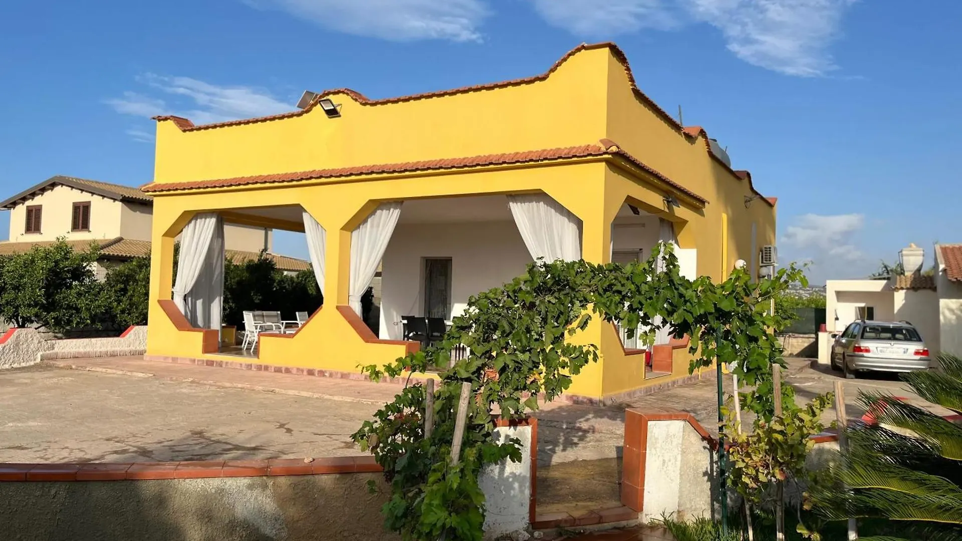 Charming House In Fontane Bianche With Private Garden Villa