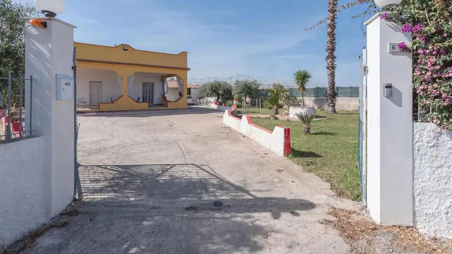 Charming House In Fontane Bianche With Private Garden Villa